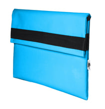 Charger l&#39;image dans la galerie, Pochette bleu-clair d&#39;ordinateur Dababo, modèle Ardoise M adapté aux ordinateurs 13 pouces en chutes de bâche de camion recyclées.
