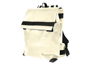 Sac à dos beige Tyrolien , marque Dababo en chutes de baches de camion recyclées. Grande contenance, fermeture par lien de serrage et rabat à Velcro. 