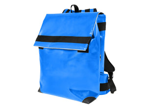 Sac à dos bleu-classic Tyrolien , marque Dababo en chutes de baches de camion recyclées. Grande contenance, fermeture par lien de serrage et rabat à Velcro.