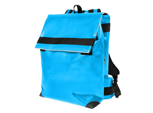 Sac à dos bleu-clair Tyrolien , marque Dababo en chutes de baches de camion recyclées. Grande contenance, fermeture par lien de serrage et rabat à Velcro. 