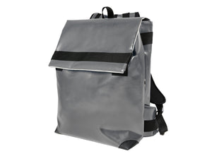 Sac à dos gris Tyrolien , marque Dababo en chutes de baches de camion recyclées. Grande contenance, fermeture par lien de serrage et rabat à Velcro. 