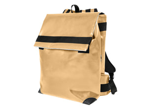 Sac à dos marron Tyrolien , marque Dababo en chutes de baches de camion recyclées. Grande contenance, fermeture par lien de serrage et rabat à Velcro.