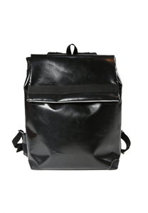  Sac à dos noir Tyrolien , marque Dababo en chutes de baches de camion recyclées. Grande contenance, fermeture par lien de serrage et rabat à Velcro. VUe 360°.