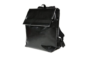 Sac à dos noir Tyrolien , marque Dababo en chutes de baches de camion recyclées. Grande contenance, fermeture par lien de serrage et rabat à Velcro. 