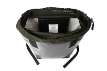 Charger l&#39;image dans la galerie, Sac à dos noir Tyrolien , marque Dababo en chutes de baches de camion recyclées. Grande contenance, fermeture par lien de serrage et rabat à Velcro. Vue intérieure avec doublure et pochette fermeture par Velcro.