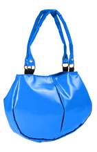 Charger l&#39;image dans la galerie, Sac à mains bleu-classic de la marque Dababo, modèle Everyday en chutes de bache de camions recyclées avec anse. Modèle féminin .