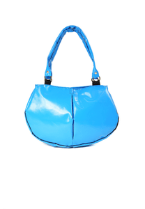 Sac à mains bleu-clair de la marque Dababo, modèle Everyday en chutes de bache de camions recyclées avec anse. Modèle féminin tournant à 360°