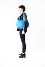 Charger l&#39;image dans la galerie, Sac à mains bleu-clair de la marque Dababo, modèle Everyday en chutes de bache de camions recyclées avec anse. Modèle féminin porté de profil à l&#39;épaule