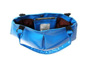 Sac à mains bleu-clair de la marque Dababo, modèle Everyday en chutes de bache de camions recyclées avec anse. Vue intérieure avec pochette fermée par scratch.