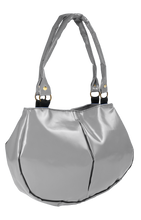 Charger l&#39;image dans la galerie, Sac à mains gris de la marque Dababo, modèle Everyday en chutes de bache de camions recyclées avec anse. Modèle féminin 