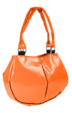 Charger l&#39;image dans la galerie, Sac à mains orange de la marque Dababo, modèle Everyday en chutes de bache de camions recyclées avec anse. Modèle féminin 