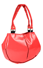 Charger l&#39;image dans la galerie, Sac à mains rouge de la marque Dababo, modèle Everyday en chutes de bache de camions recyclées avec anse. Modèle féminin .