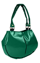 Charger l&#39;image dans la galerie, Sac à mains vert de la marque Dababo, modèle Everyday en chutes de bache de camions recyclées avec anse. Modèle féminin.