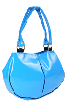 Charger l&#39;image dans la galerie, Sac à mains bleu-clair de la marque Dababo, modèle Everyday en chutes de bache de camions recyclées avec anse. Modèle féminin 