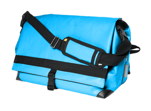  Sac bleu-clair weekend multi-fonctions adaptable en sac à dos. Vue de face fermée avec lanières.