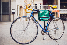 Charger l&#39;image dans la galerie, Sac vert messenger Dababo, modèle Transporter M avec option pour vélo. Attache poitrine à clips et attache cadre velo. Sac attaché au cadre du vélo.