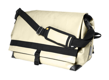 Charger l&#39;image dans la galerie,  Sac beige weekend multi-fonctions adaptable en sac à dos. Vue de face fermée avec lanières. 