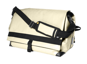  Sac beige weekend multi-fonctions adaptable en sac à dos. Vue de face fermée avec lanières. 