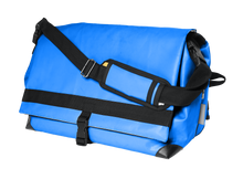 Charger l&#39;image dans la galerie,  Sac weekend bleu-classic multi-fonctions adaptable en sac à dos. Vue de face fermée avec lanières. 