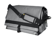 Charger l&#39;image dans la galerie, Sac gris weekend multi-fonctions adaptable en sac à dos. Vue de face fermée avec lanières. 