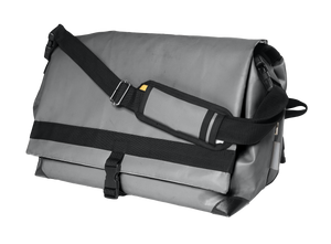 Sac gris weekend multi-fonctions adaptable en sac à dos. Vue de face fermée avec lanières. 