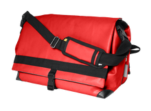 Charger l&#39;image dans la galerie, Sac rouge weekend multi-fonctions adaptable en sac à dos. Vue de face fermée avec lanières. 