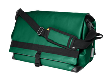 Charger l&#39;image dans la galerie, Sac vert weekend multi-fonctions adaptable en sac à dos. Vue de face fermée avec lanières.
