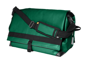 Sac vert weekend multi-fonctions adaptable en sac à dos. Vue de face fermée avec lanières.