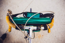 Charger l&#39;image dans la galerie, Sac vert messenger Dababo, modèle Transporter M avec option pour vélo. Attache poitrine à clips et attaches cadre . Sac attaché au guidon du vélo.