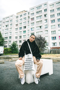totebag de la collaboration dababo x WWCF en chutes de baches de camions recyclées sur un modèle dans un quartier populaire de Lille