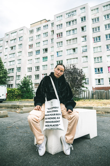totebag de la collaboration dababo x WWCF en chutes de baches de camions recyclées sur un modèle dans un quartier populaire de Lille